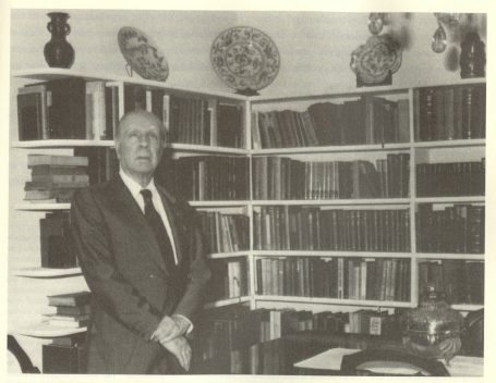 Borges entre sus libros de su depto en Maipú 994